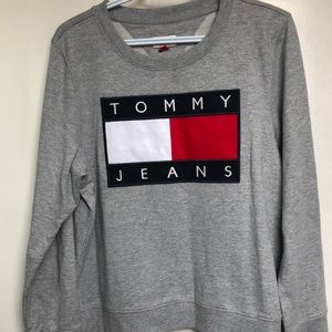 UN CHANDAIL DE TOMMY HILFIGER GRIS DE SIZE M